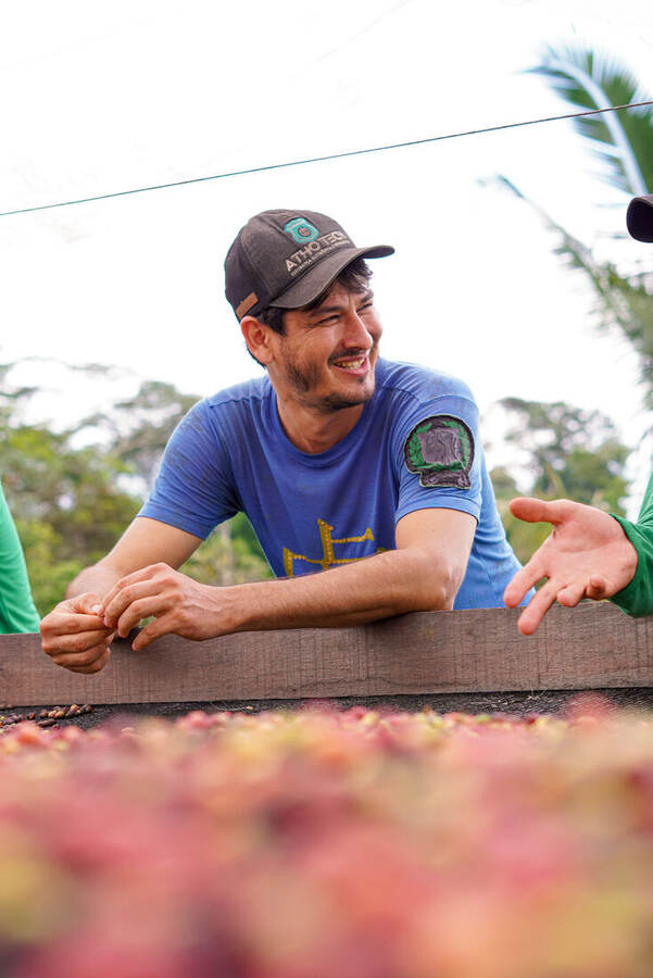 Viriato Rolf, producteur du lot 58, devant un séchoir surélevé